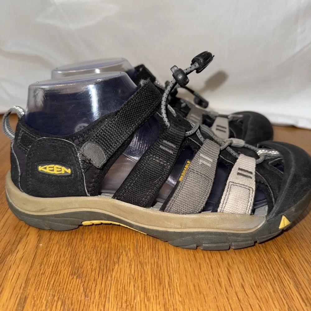 Keen Mens Size 5 Black With gray Trim Waterproof Sandals Outdoor Hiking